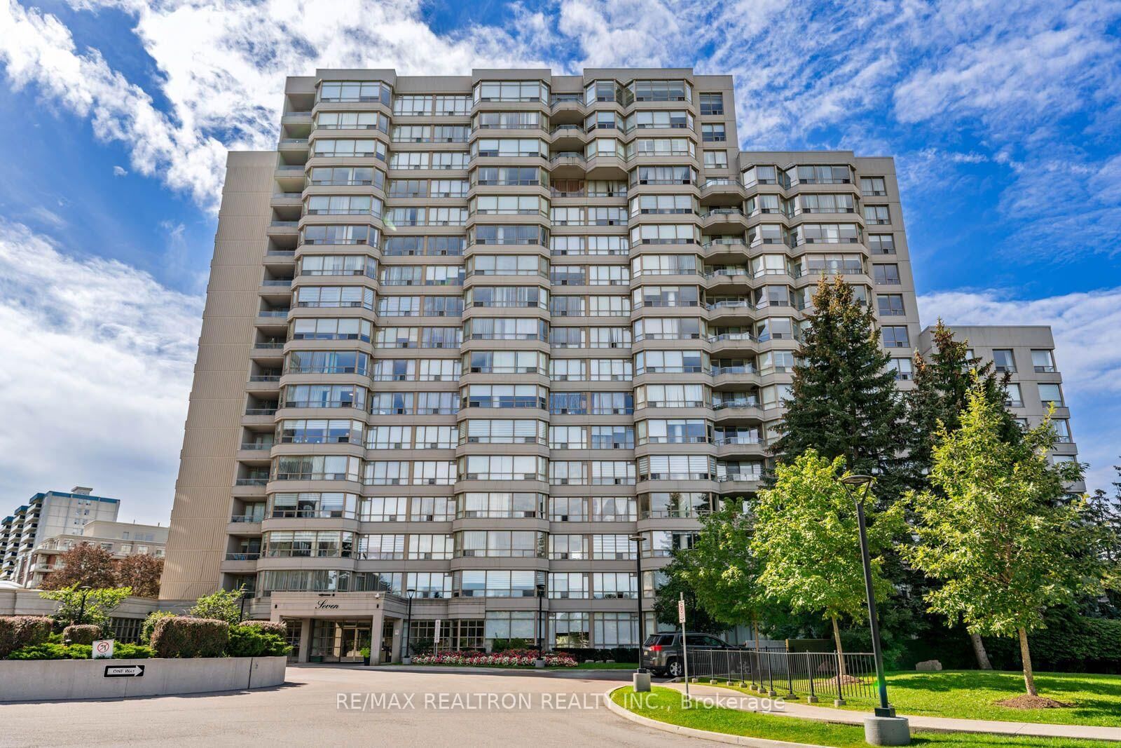 Property Photo:  7 Townsgate Drive 803  ON L4J 7Z9 