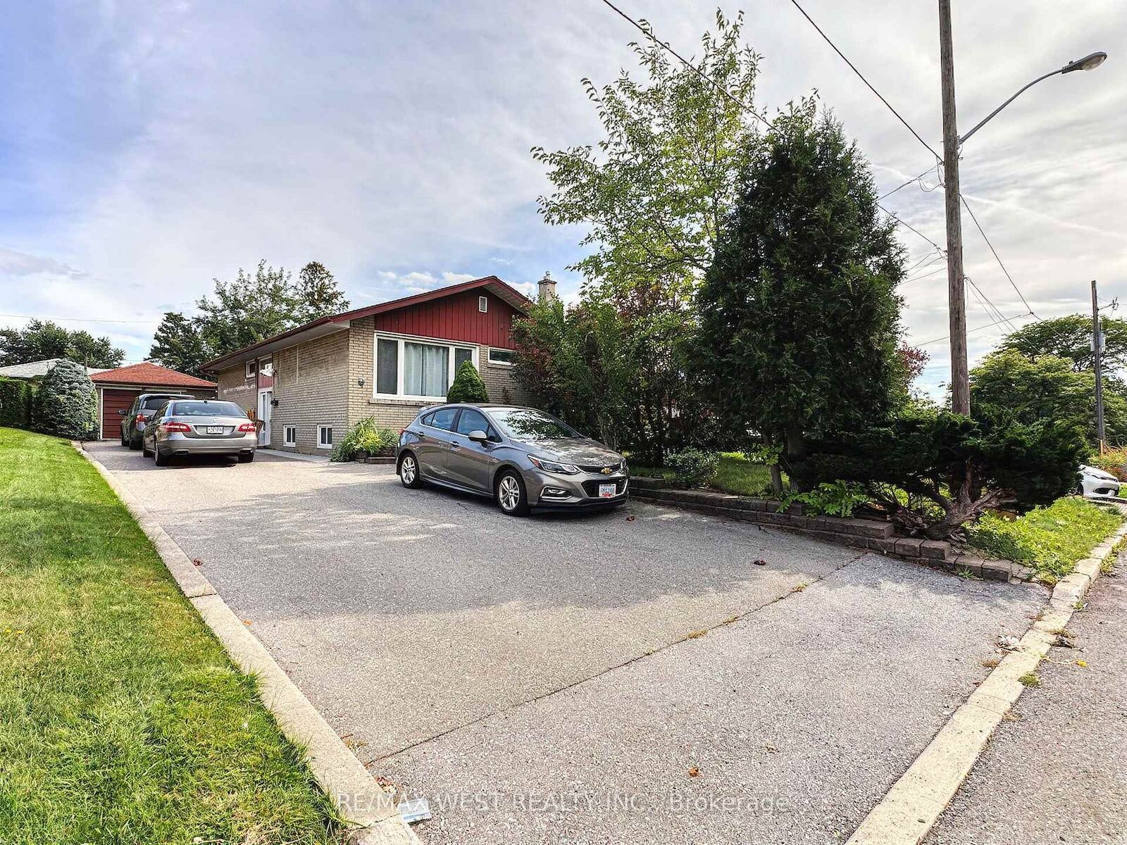 Property Photo:  31 Valencia Crescent Lower Level  ON M6L 1M3 