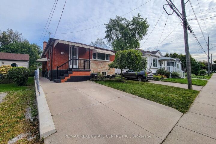 Property Photo:  137 East 16th Street  ON L9A 4J4 