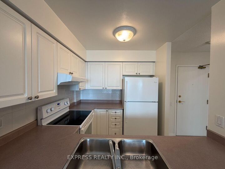 Property Photo: 8 Hillcrest Avenue 1718 ON M2N 6C6