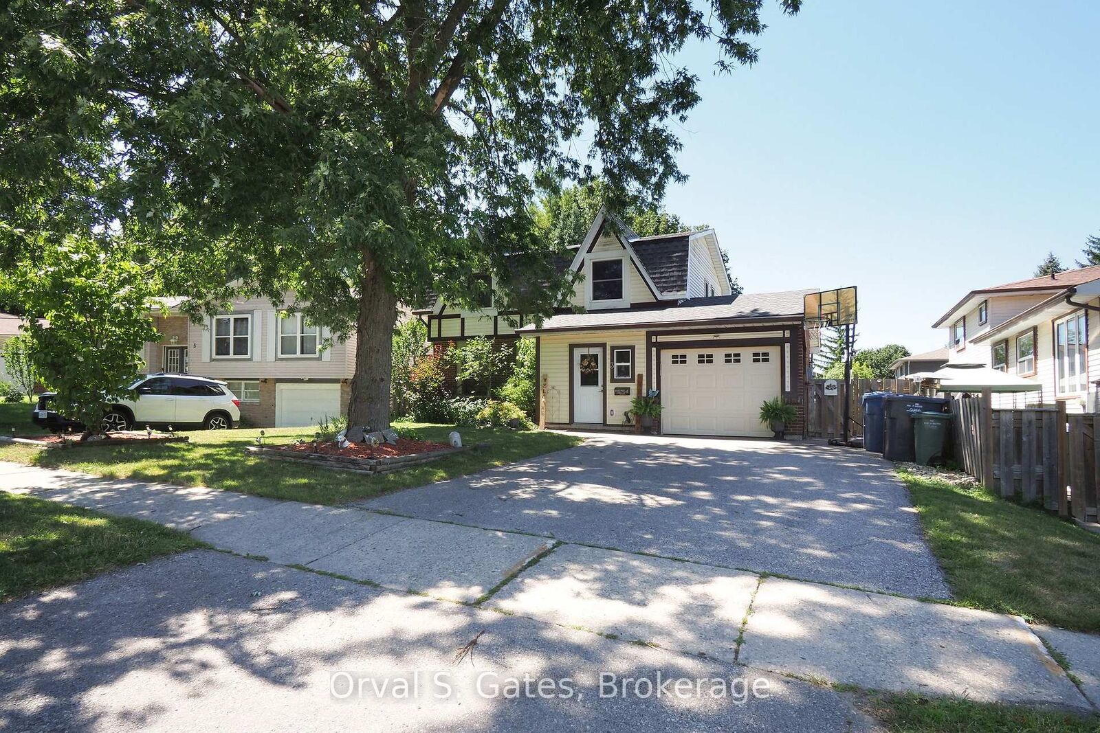 Property Photo: 3 Queensdale Crescent ON N1H 6W4