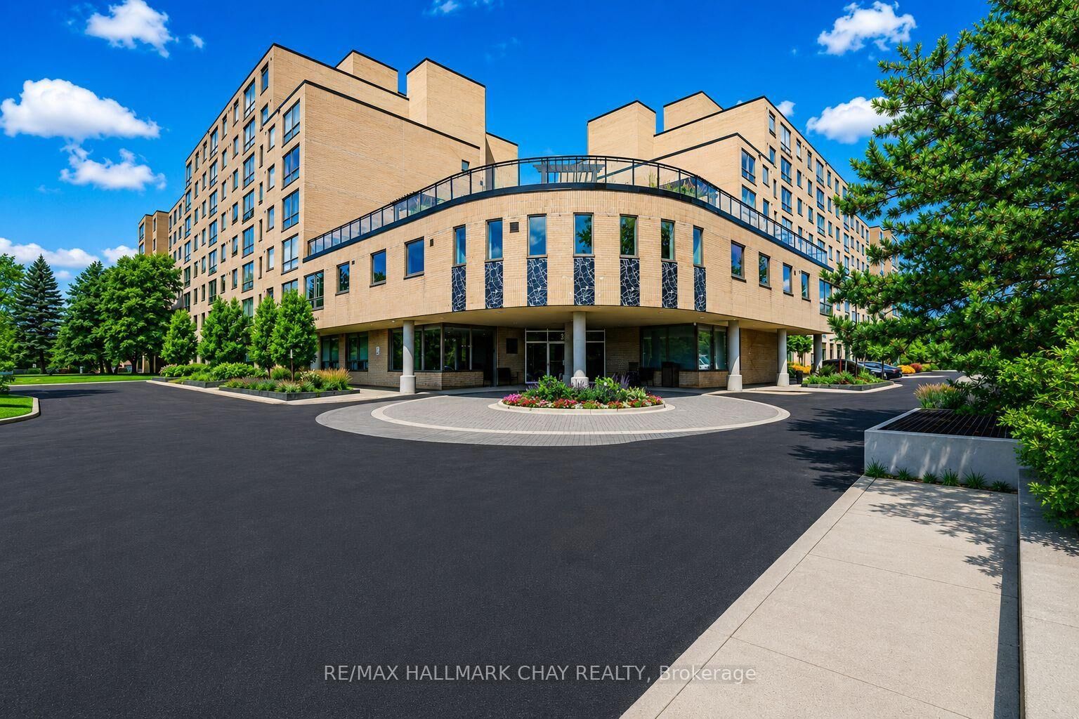 Property Photo:  326 Major Mackenzie Drive E 705  ON L4C 8T4 