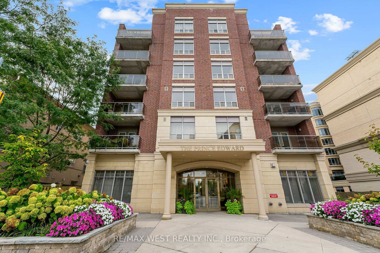 Property Photo:  4196 Dundas Street W 402  ON M8X 0A3 