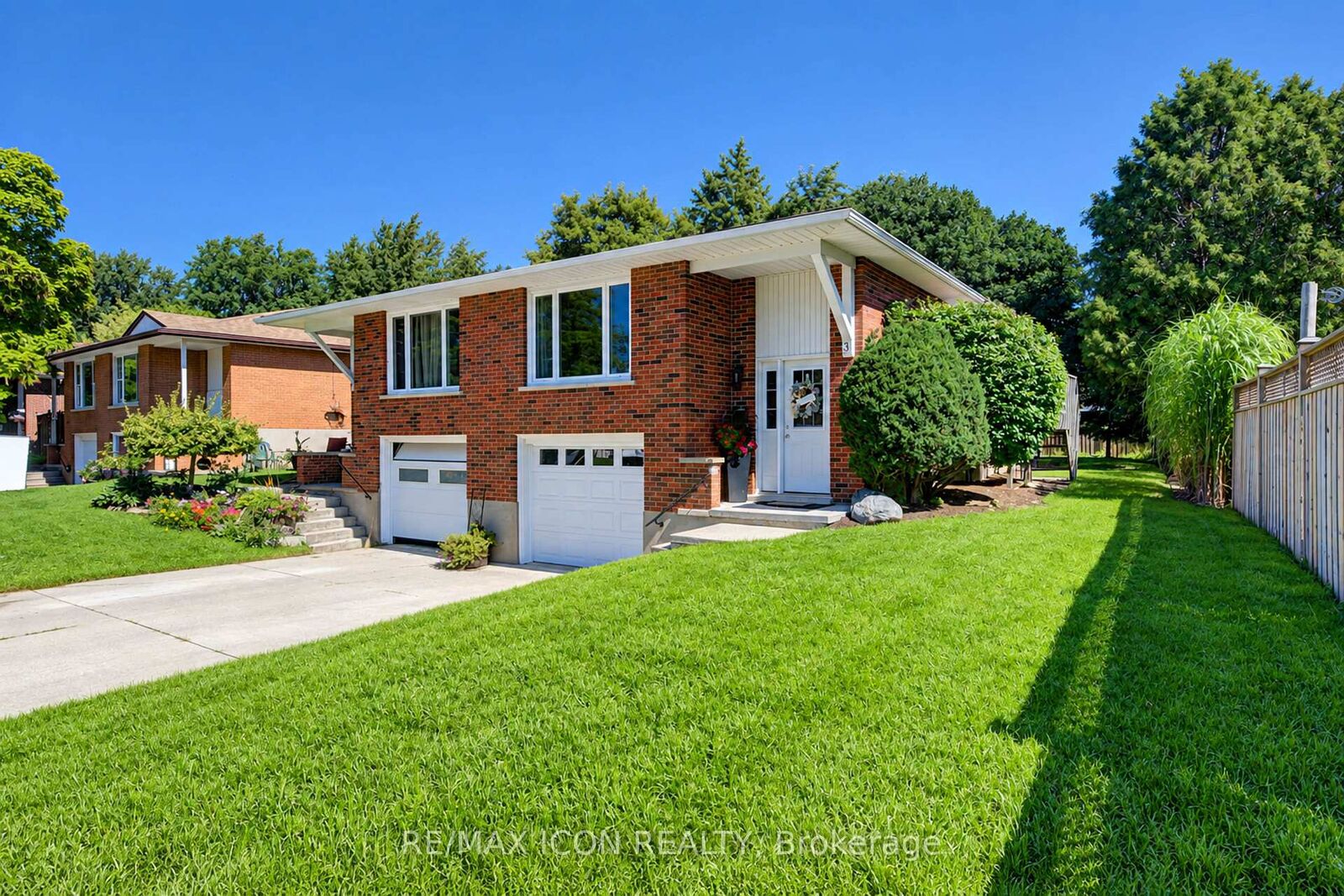 Property Photo:  31 Grosbeak Road  ON N3B 1V8 