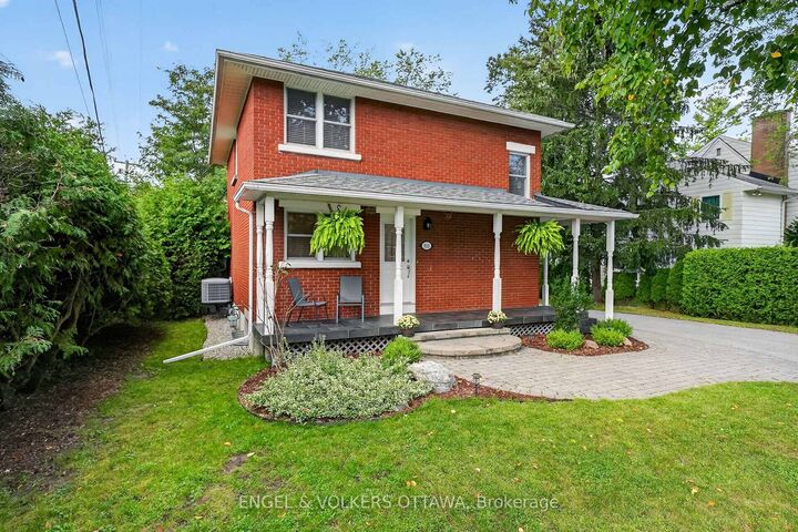 Property Photo:  916 Iroquois Road  ON K2A 3N5 