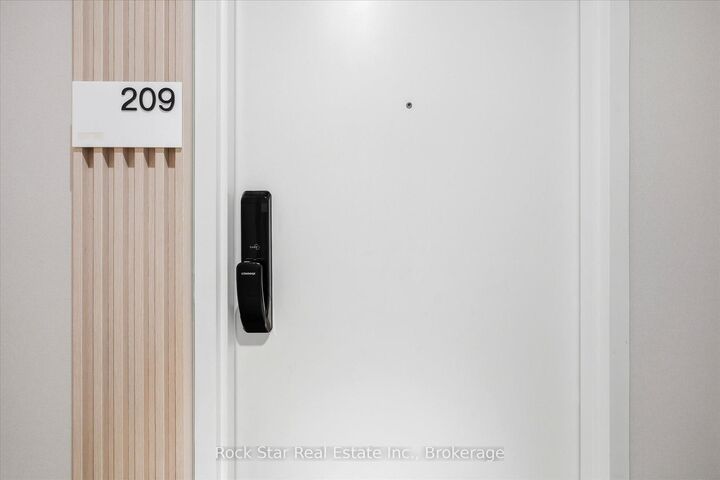 Property Photo:  28 Ann Street 209  ON L5G 0E1 