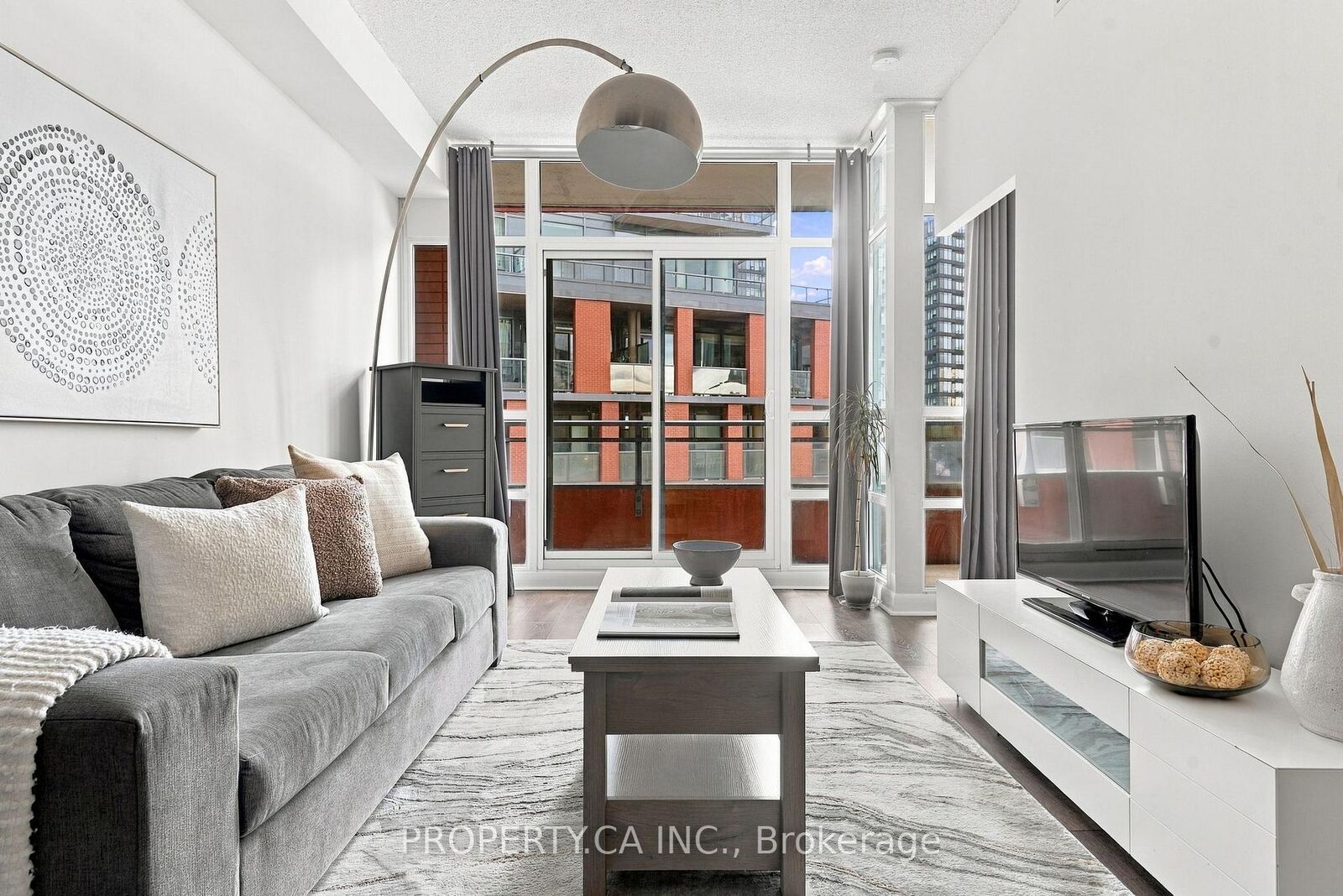 Property Photo:  15 Bruyeres Mews 503  ON M5V 0A7 