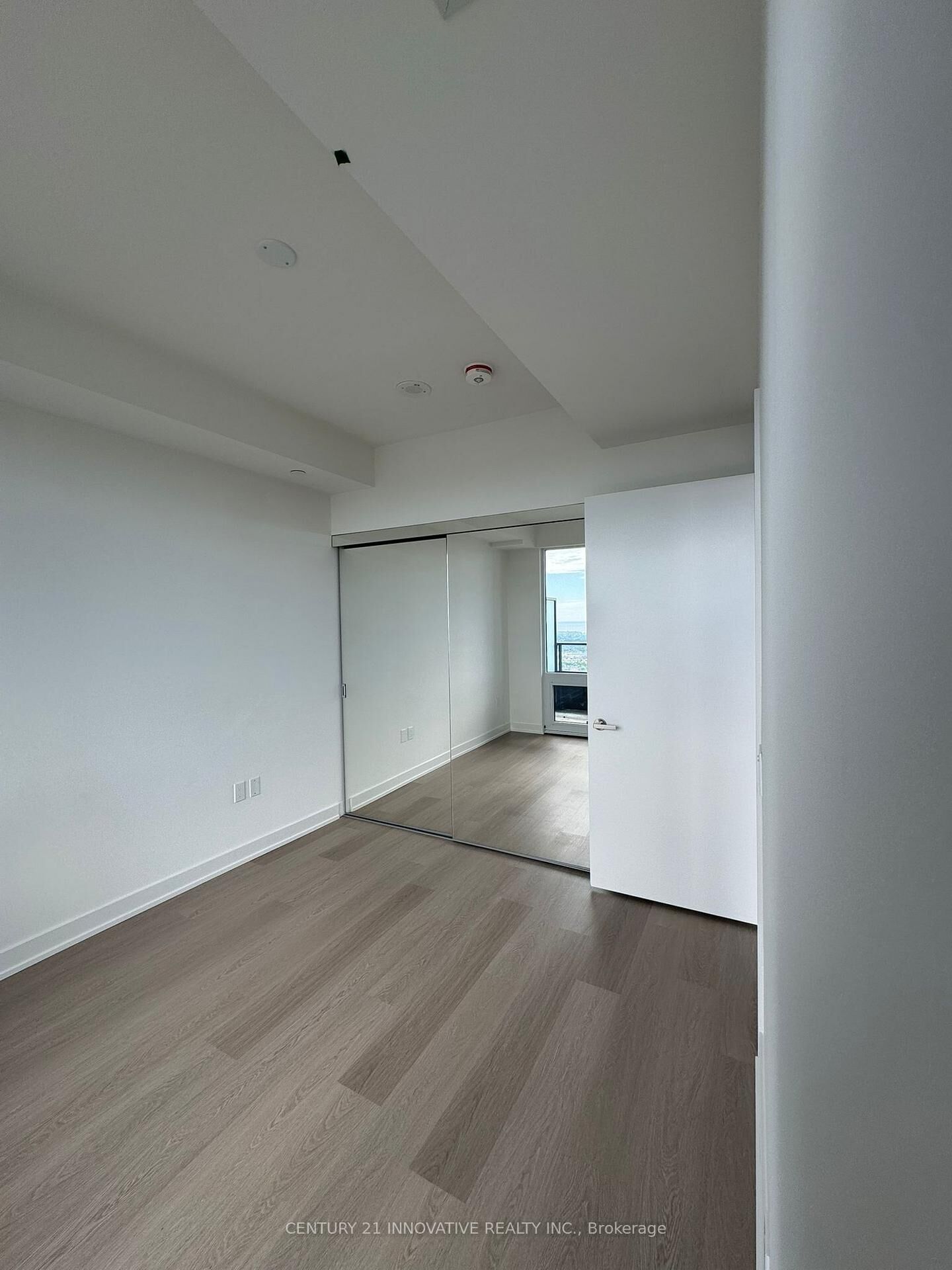 Property Photo:  448 Burnhamthorpe Road W 4009  ON L5B 0R4 