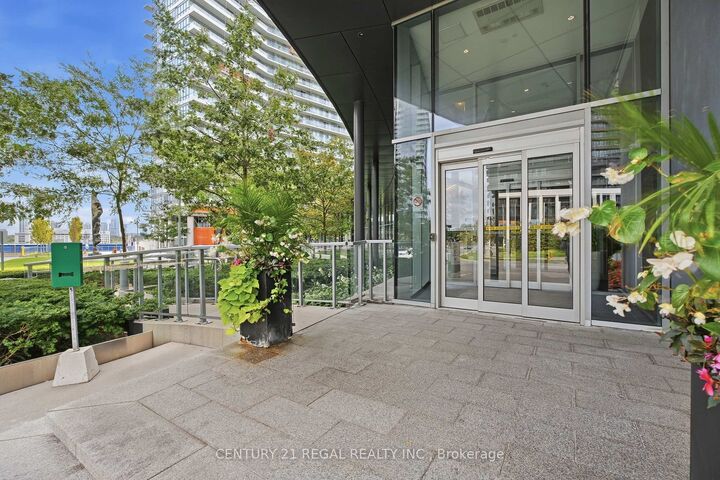 Property Photo:  113 McMahon Drive Th07  ON M2K 2X9 