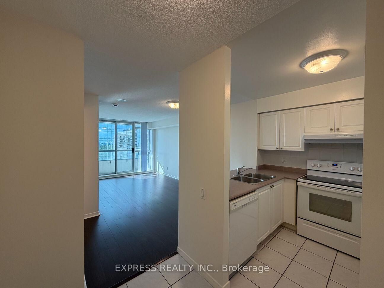 Property Photo: 8 Hillcrest Avenue 1605 ON M2N 6Y6