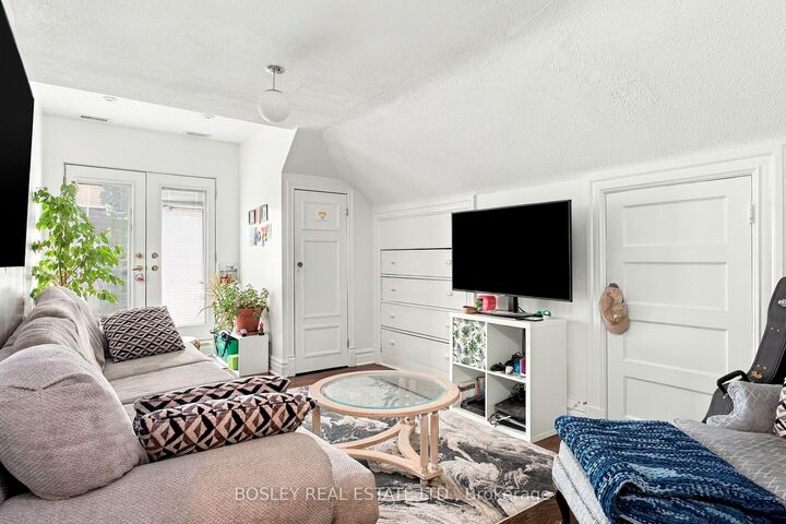 Property Photo: 399A Palmerston Blvd Boulevard ON M6G 2N7