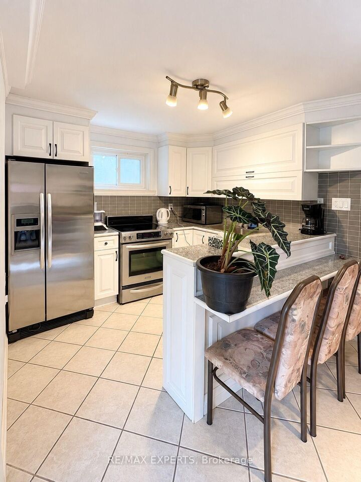Property Photo:  14 Park Lane Circle Bsmt  ON L4C 6S8 