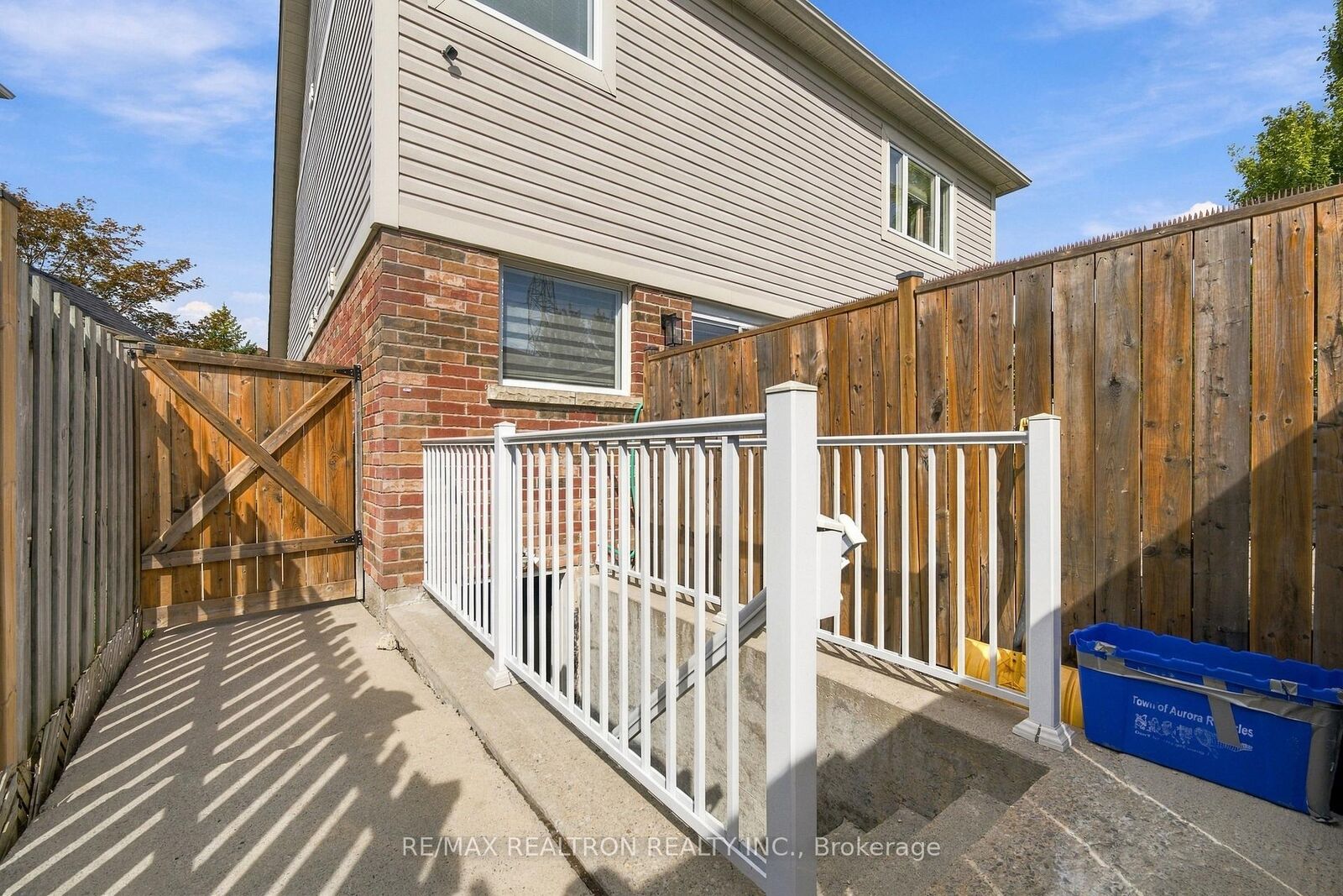 Property Photo:  27 Watkins Glen Crescent  ON L4G 7P3 