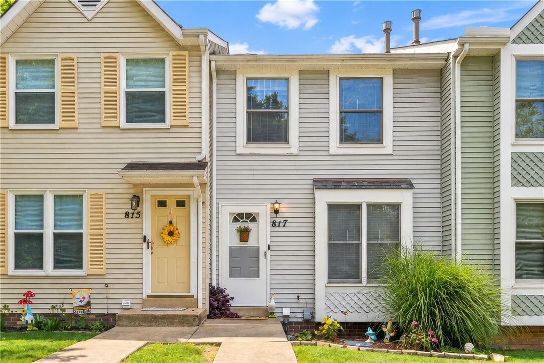 Property Photo:  817 Elm Ct  PA 15071 