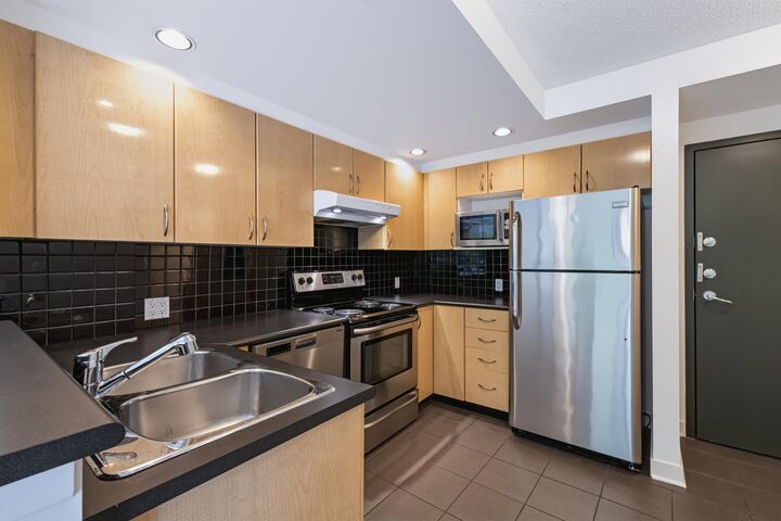 Property Photo:  1688 Robson Street 202  BC V6G 1C7 