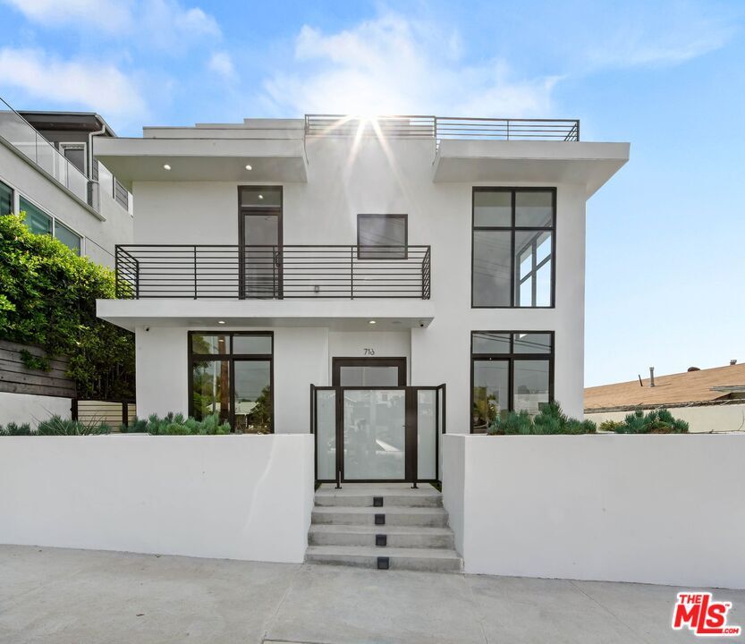 Property Photo: 716 Lucile Ave CA 90026