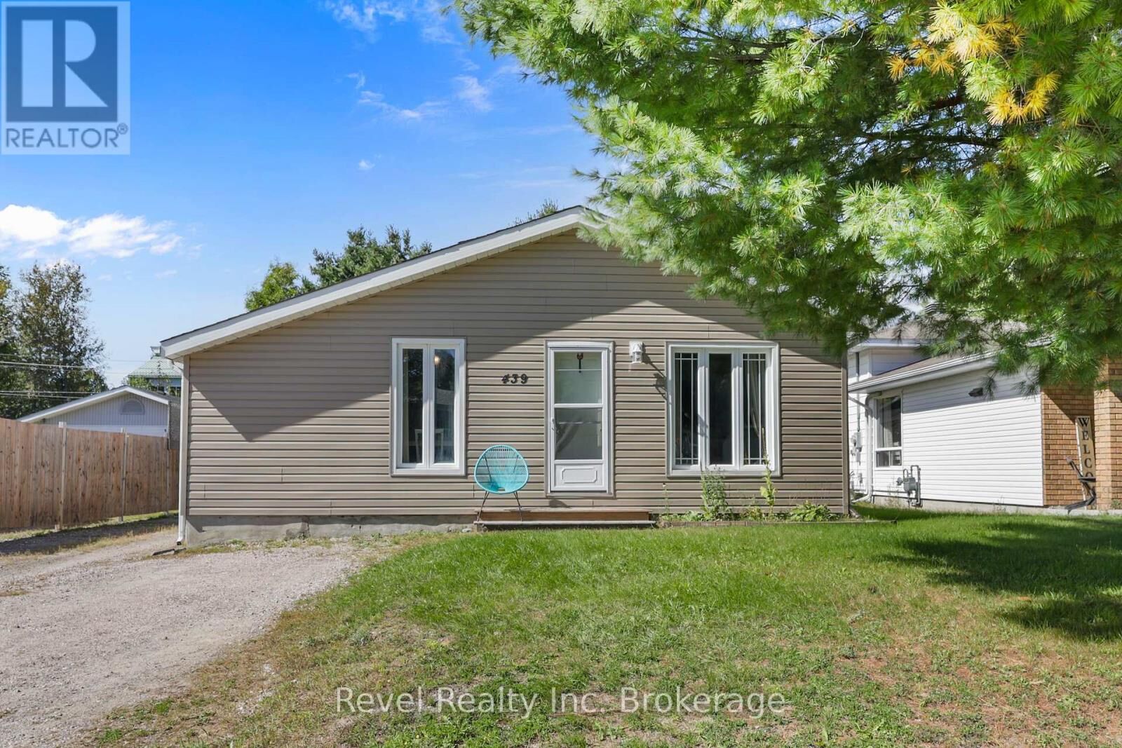 Property Photo:  439 Mageau Street  ON P2B 3G5 