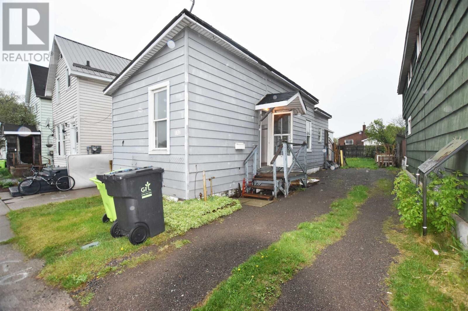 Property Photo:  646 Portage Ln  ON P6A 1K5 