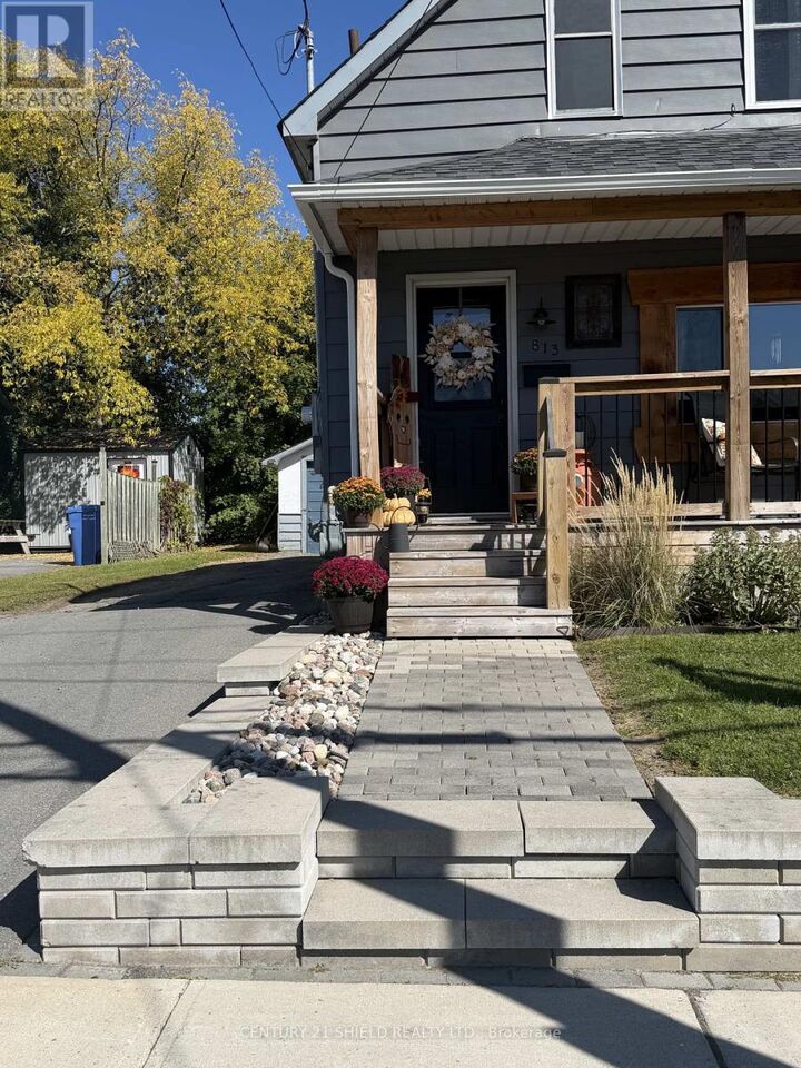 Property Photo:  813 York Street  ON K6J 4A7 