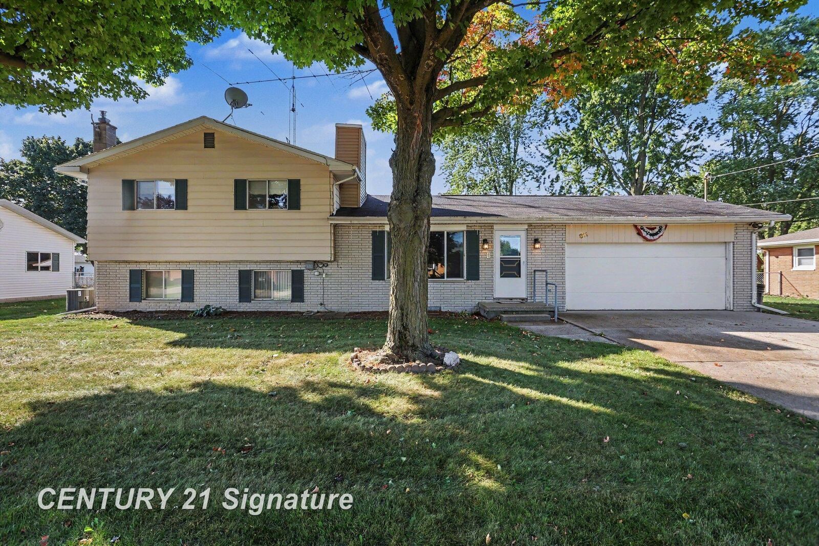Property Photo:  811 Doro Lane  MI 48604 