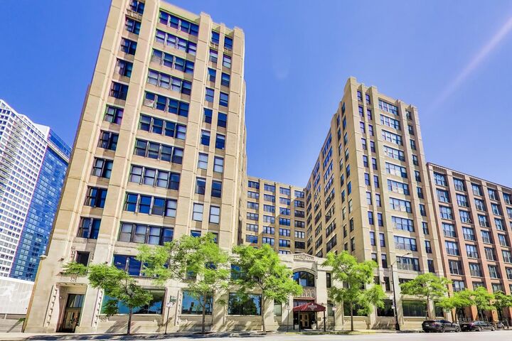 Property Photo: 728 W Jackson Boulevard 724 IL 60661