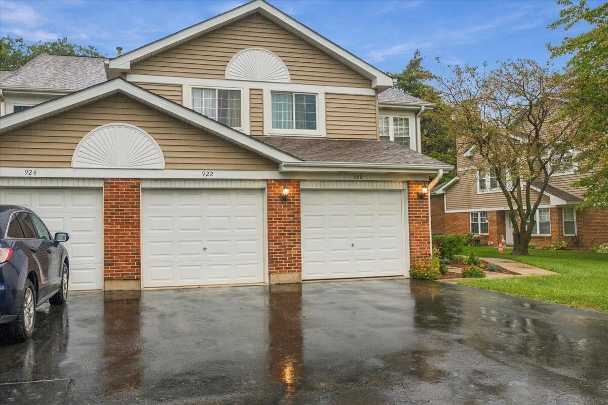 Property Photo: 922 W Happfield Drive IL 60004