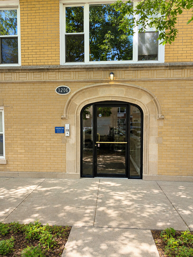Property Photo: 3206 W Berwyn Avenue G IL 60625