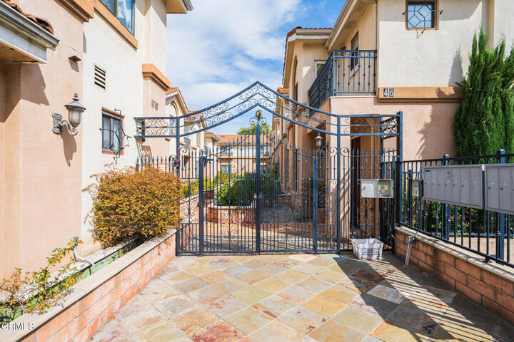 Property Photo: 46 8 S Roosevelt Avenue 8 CA 91107
