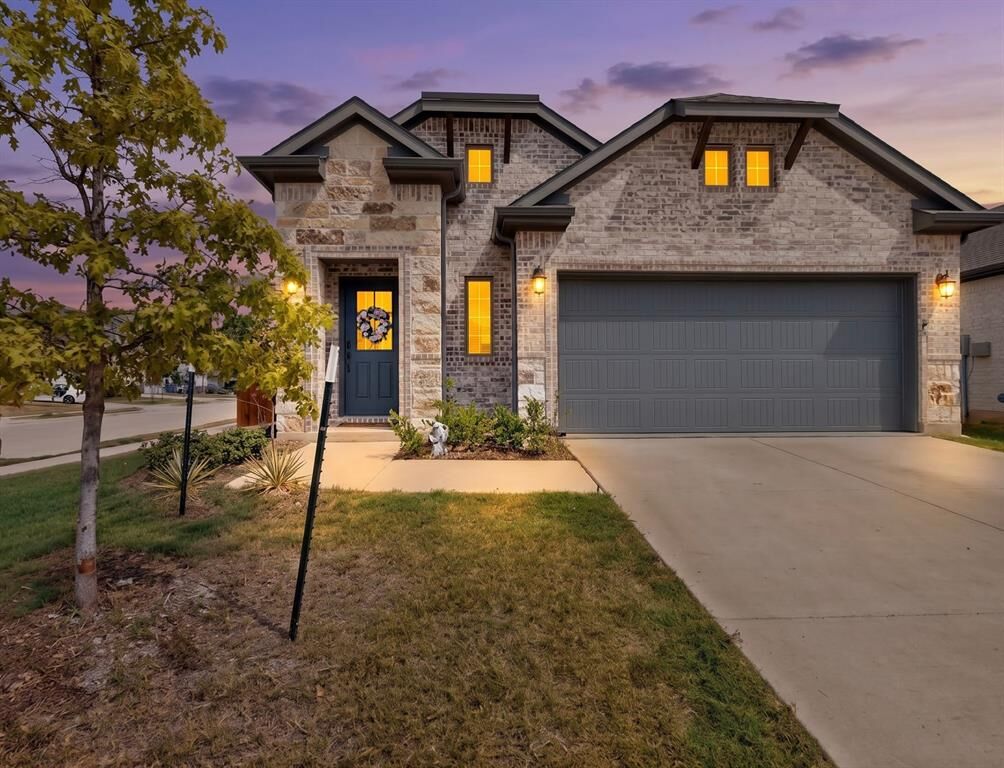 Property Photo: 902 Crested View Place TX 75166