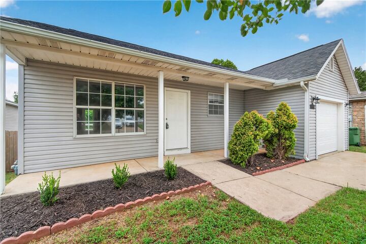 Property Photo:  1106 S E Street  AR 72756 