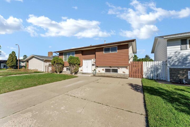 Property Photo: 914 17 Street NE AB T1C 1M6