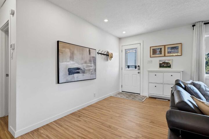 Property Photo:  8007 36 Avenue NW  AB T3B 1V8 
