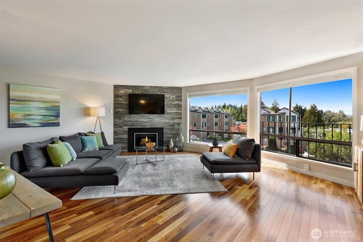 Property Photo:  1005  5th Avenue S 102B  WA 98020 