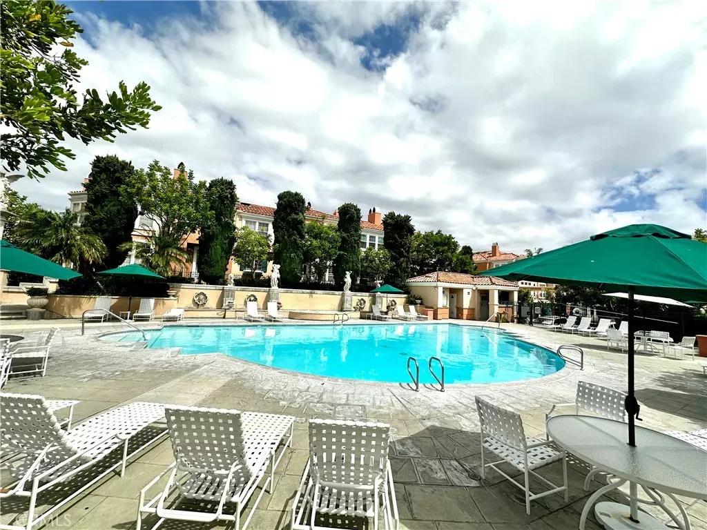 Property Photo:  8 Cuzzano Aisle  CA 92606 