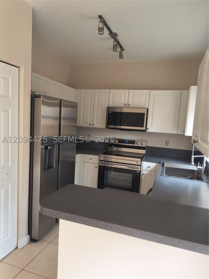 Property Photo: 4146 NE 26th St 4146 FL 33033
