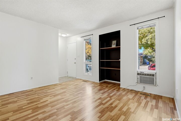 Property Photo:  185 Thomson Avenue  SK S4N 5L2 