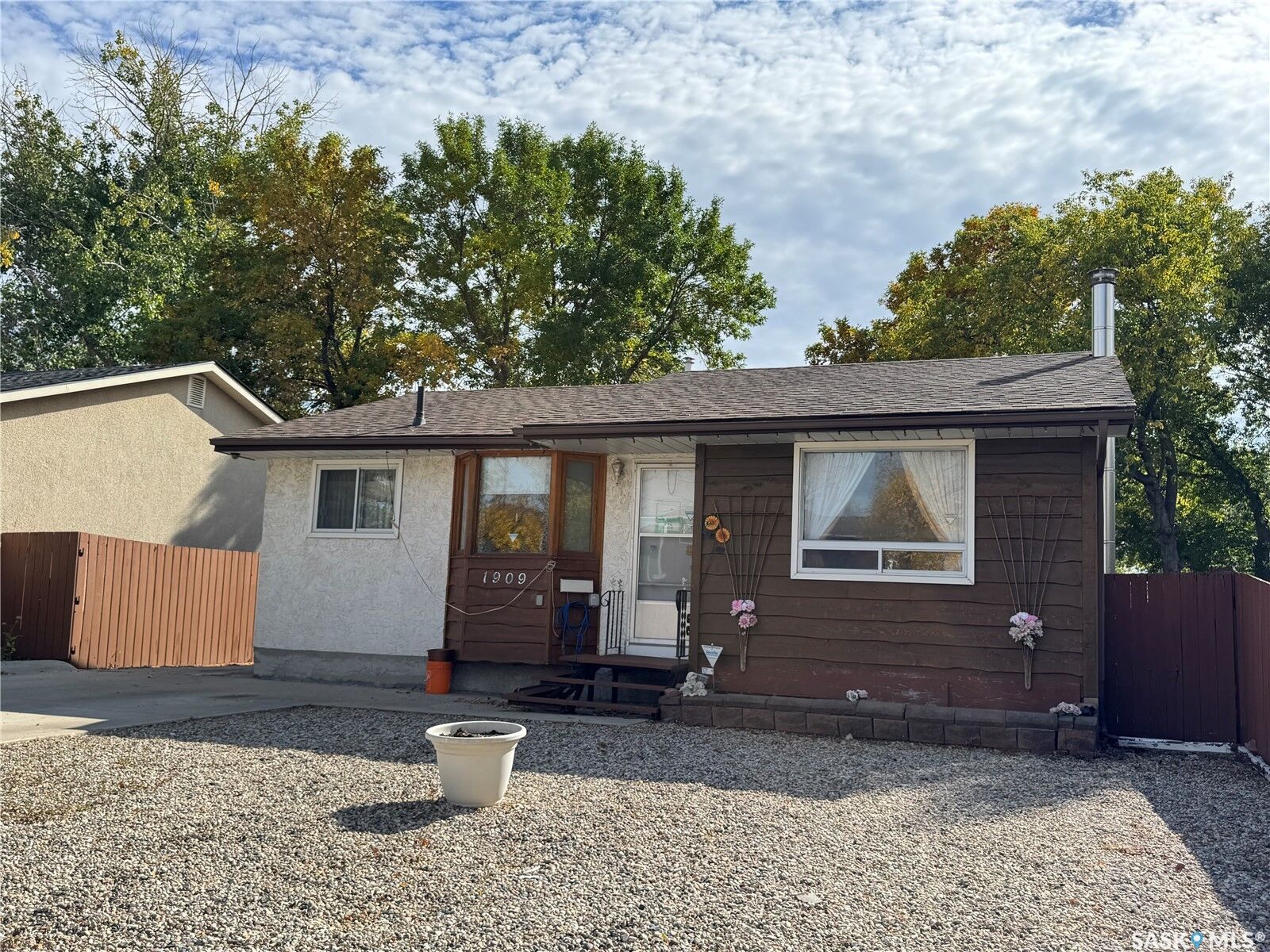 Property Photo:  1909 7th Avenue E  SK S4N 4M7 