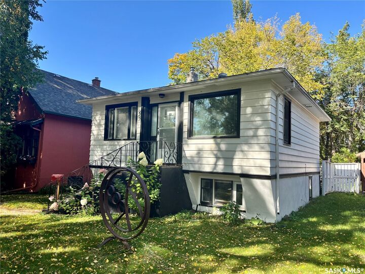 Property Photo:  521 5th Street E  SK S7H 1G2 