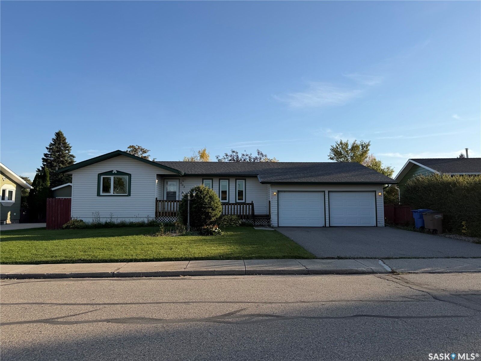 Property Photo:  305 Churchill Drive  SK S0E 1A0 