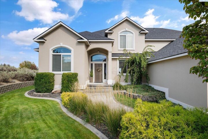 Property Photo:  824 Rand Dr  WA 99352 