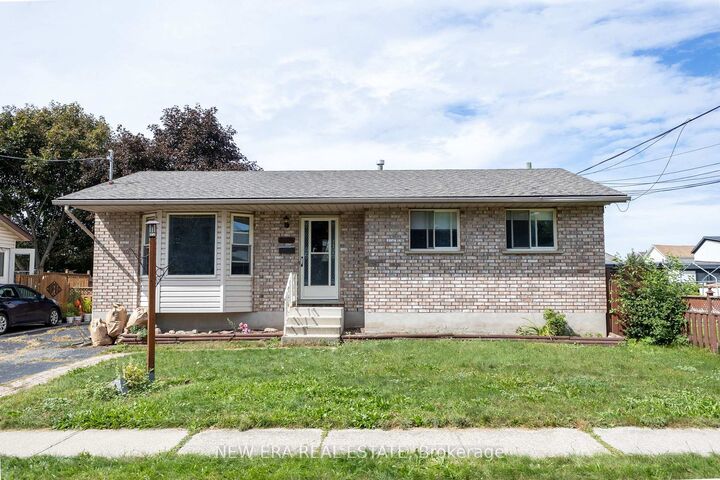 Property Photo:  120 Union Street S  ON N3H 2H1 