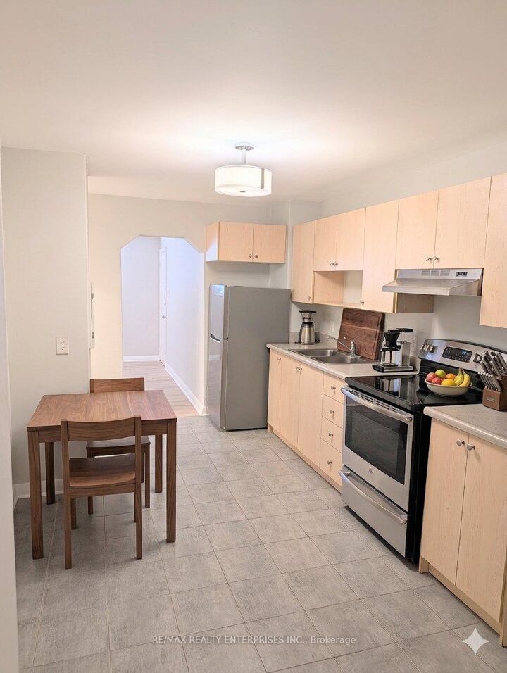 Property Photo:  22 Peter Street S Apt 1  ON L5H 2G2 