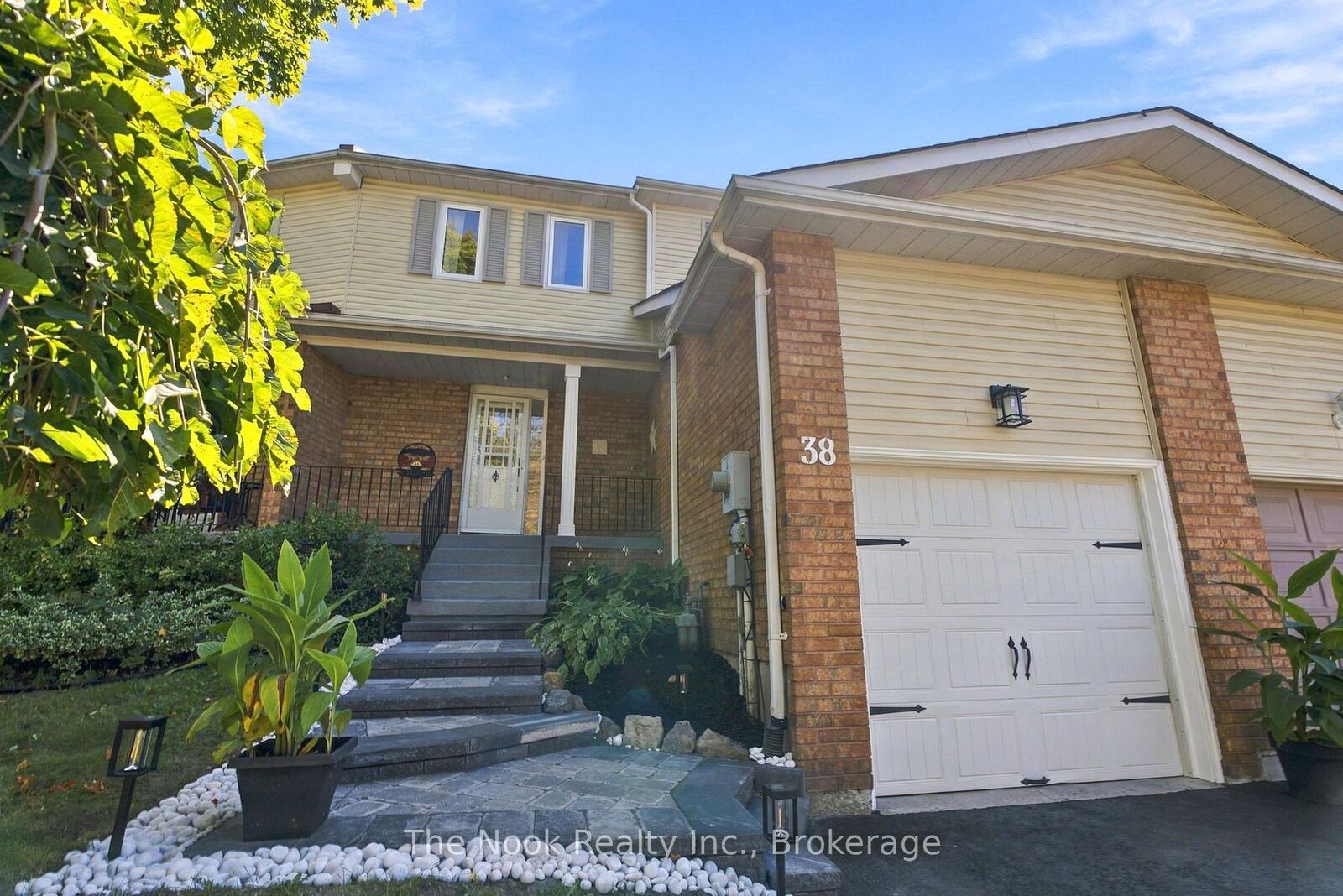 Photo de la propriété:  38 Galbraith Court  ON L1C 4P5 