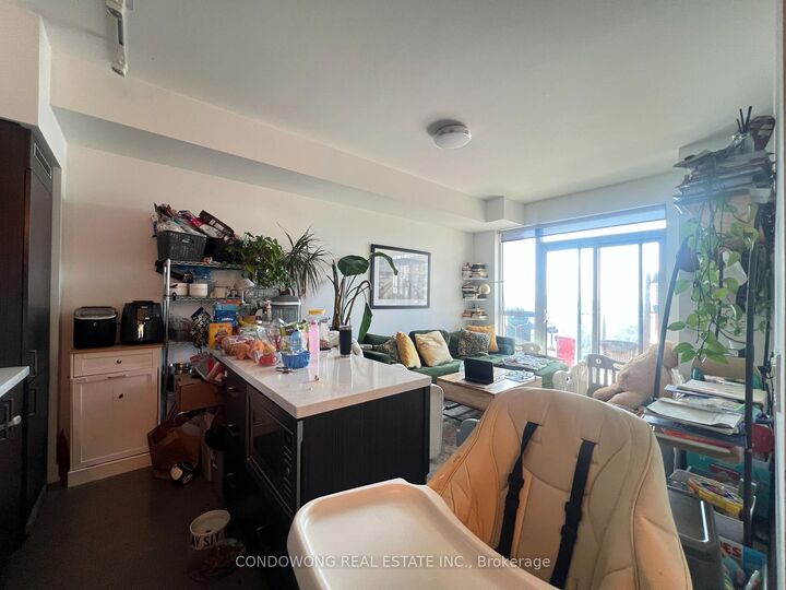Photo de la propriété:  501 St Clair Avenue W 1108  ON M5P 0A2 