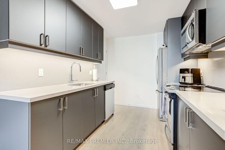 Property Photo:  1010 Portage Parkway Th 5  ON L4K 0K3 