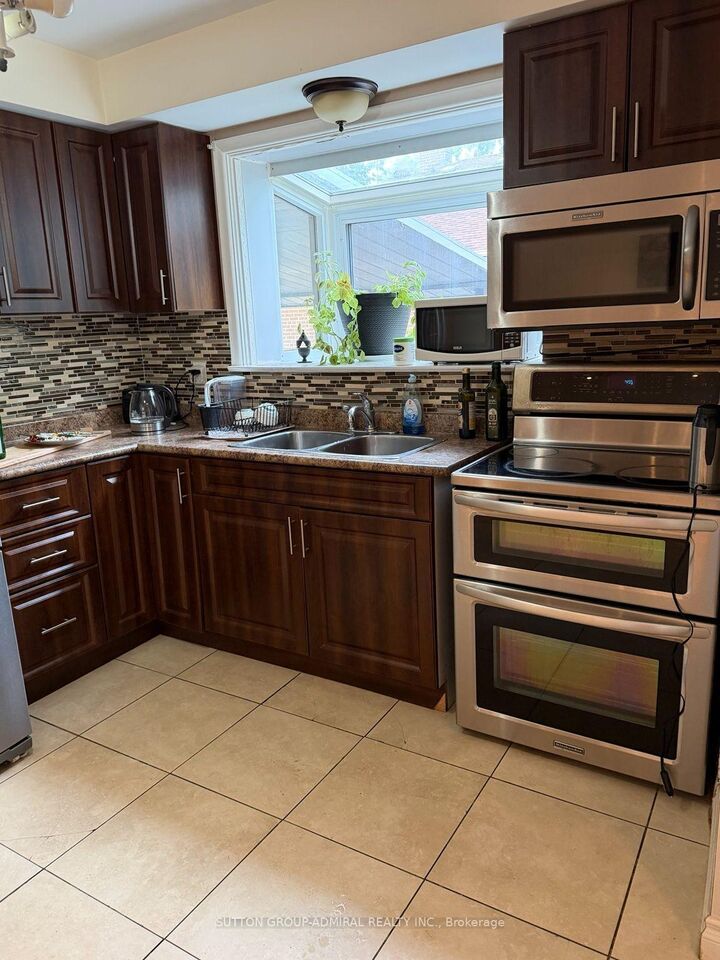 Property Photo:  237 Zelda Crescent  ON L4C 2Y7 