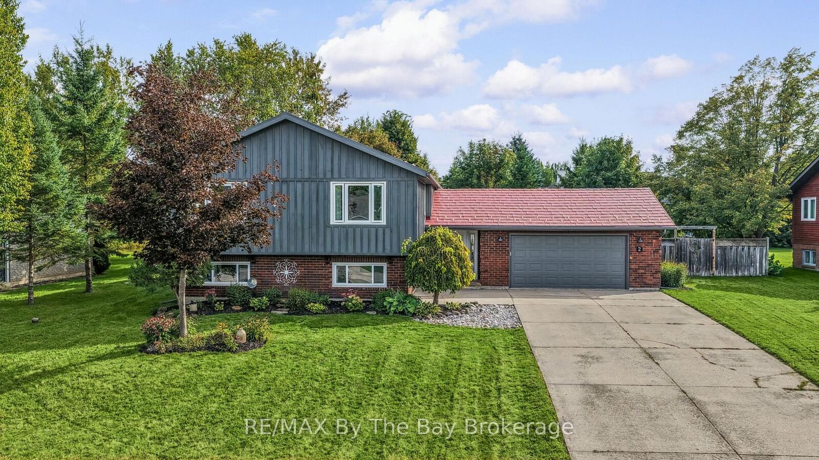 Property Photo:  2 Red Oak Drive  ON L9Z 1J5 