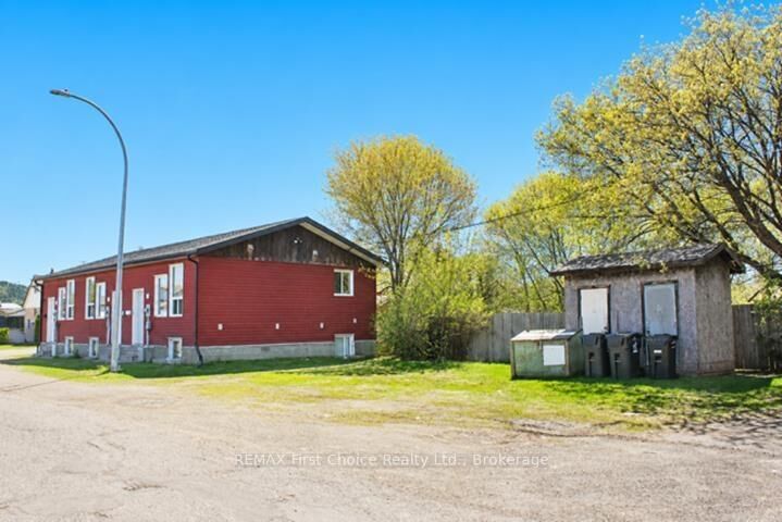 Photo de la propriété: 303 Frederica Street W ON P7E 3W4