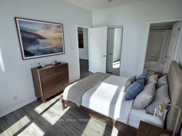 Property Photo:  230 Queens Quay W 2322  ON M5J 2Y7 