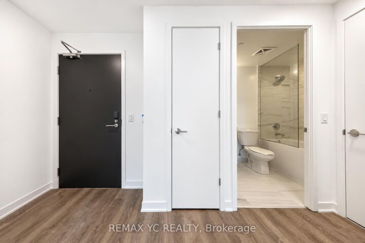 Property Photo:  180 Front Street E 3005  ON M5A 0K9 